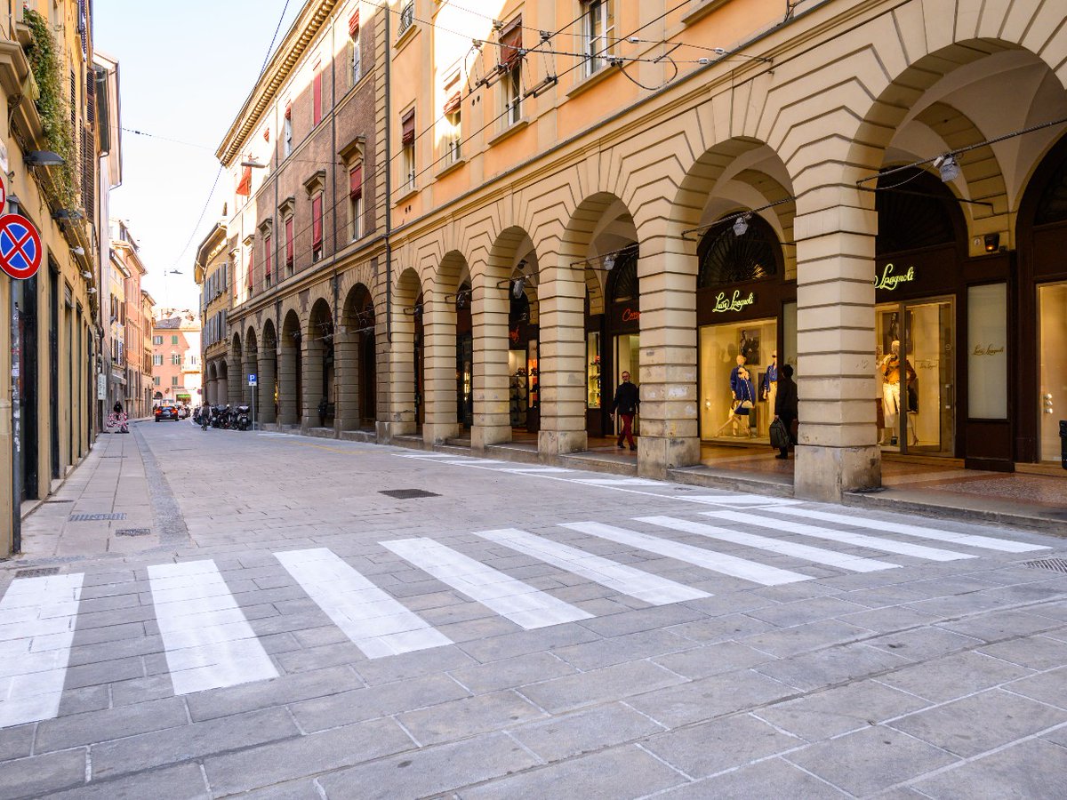 comunebologna's tweet photo. 🚶‍♀️🚶 #Tdays A partire da sabato 8 aprile, a titolo sperimentale, l’area di Via de’ Carbonesi nel tratto da Via d’Azeglio a Via Tagliapietre diventa pedonale nei giorni di sabato, domenica e festivi.
🚌 Dal 3 aprile nei feriali tornano i bus. 
ℹ️ https://t.co/77OzKw56ZZ #Bologna https://t.co/ZyNJ1MSB2p