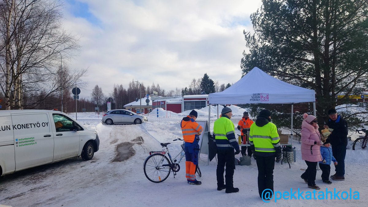 Yesterday at a pathside event in Kello, where our maintenance contractor <a href="/OulunKonetyo/">Oulun Konetyö</a> and state client <a href="/POPELYkeskus/">PohjoisPohjanmaanELY</a> were collecting feedback from the users and giving out snacks, hot juice, bike lights etc 🤗
#MeanwhileInOulu #Oulu