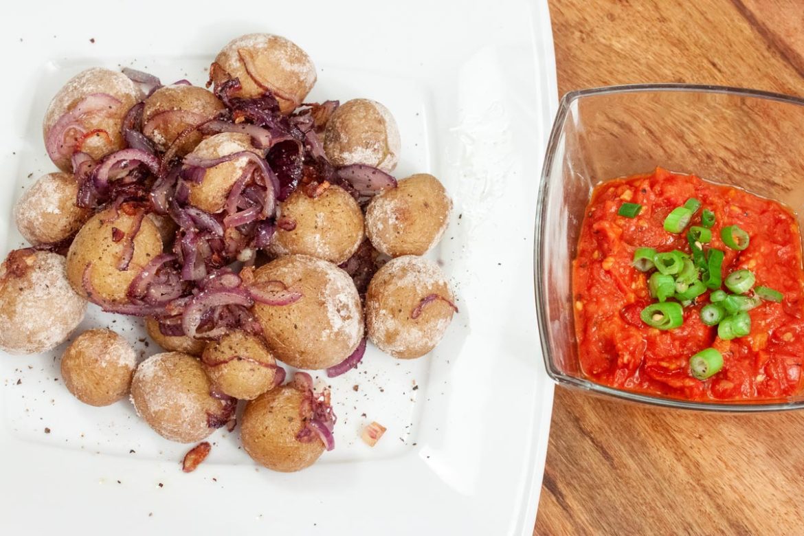 FoodBlaster's tweet image. Spanische Kartoffeln mit feurige Chili-Tomaten-Salsa. Richtig gut, wenn mal spontan Besuch vorbeikommt oder ihr eine coole Beilage benötigt. Hier das Rezept:
foodblaster.com/spanische-kart…
#Food #foodblog #tasty
