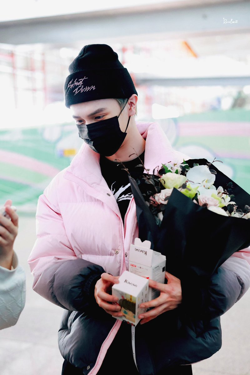 960619__'s tweet photo. 230324 ✧ 北京空港🛫

お疲れ様でした！💐

©️RoseBomb•0122
#���南钧 #KRYSTIAN #크리스티안 https://t.co/64YXh7ATf3