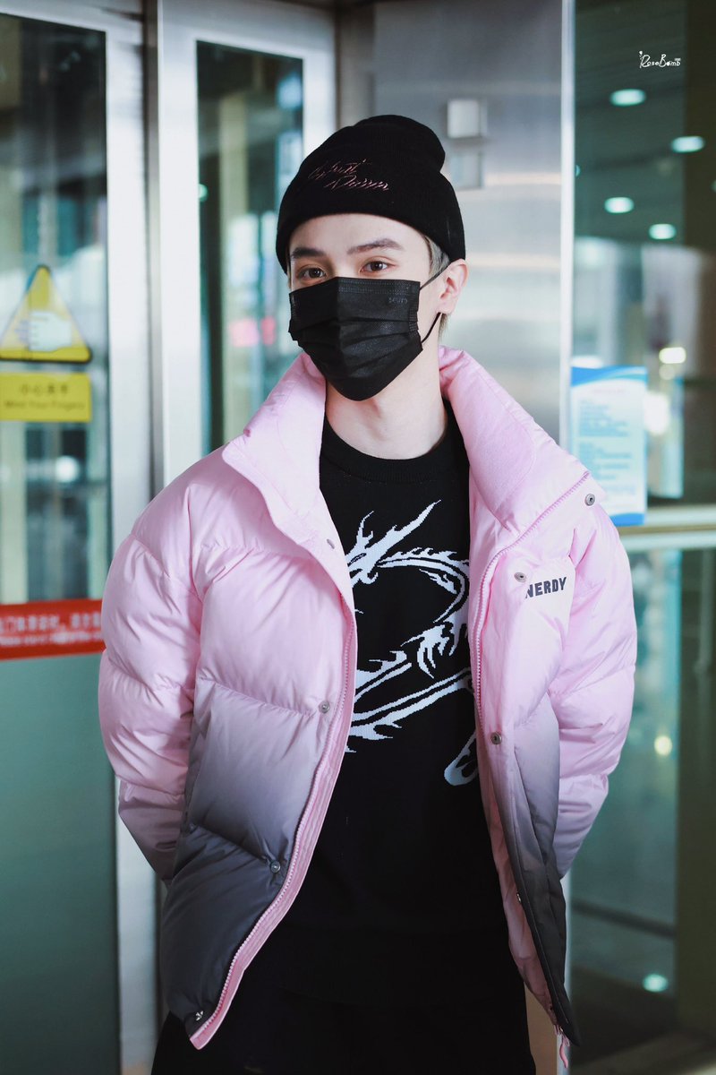 960619__'s tweet photo. 230324 ✧ 北京空港🛫

お疲れ様でした！💐

©️RoseBomb•0122
#���南钧 #KRYSTIAN #크리스티안 https://t.co/64YXh7ATf3