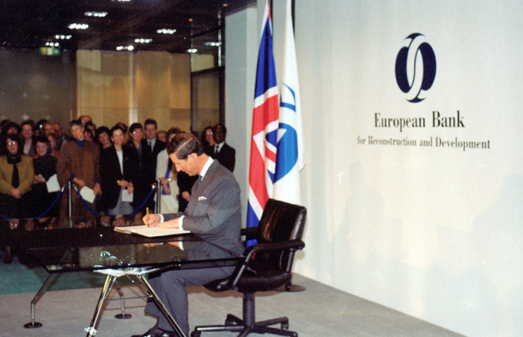 EBRD's tweet photo. King Charles III has officially opened our new headquarters in London’s Canary Wharf. 

It’s almost 30 years to the day since, as Prince of Wales, he opened our previous HQ in Bishopsgate. 

@RoyalFamily https://t.co/J9yPt4VDQR