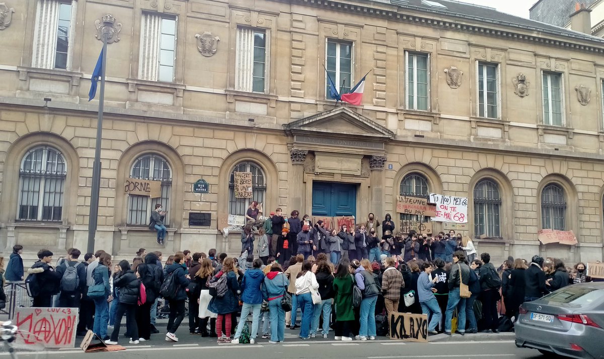 Lycée Condorcet bloqué aujourd'hui, 1er blocus depuis 4 ans.

Il se passe quelque chose !

<a href="/EmmanuelMacron/">Emmanuel Macron</a>, pour le retrait de la réforme, une date ?