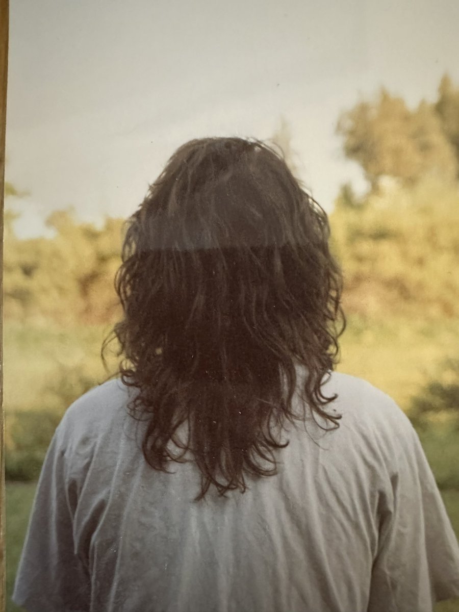 Geddan94's tweet photo. En gång i tiden var jag smalaxlad och långhårig. Hårdrock, folköl och damer var av högsta intresse. Damer blev damen ❤️, gymnasiet tog slut, håret försvann och under lumpen blev axlarna bredare och starkölen ersatte folkölen… #packa #flytta #fynda https://t.co/yPBOQDtrQz