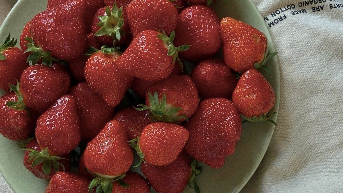 malusokay's tweet photo. Fresh strawberries 🍓 https://t.co/2A1CXEd9If