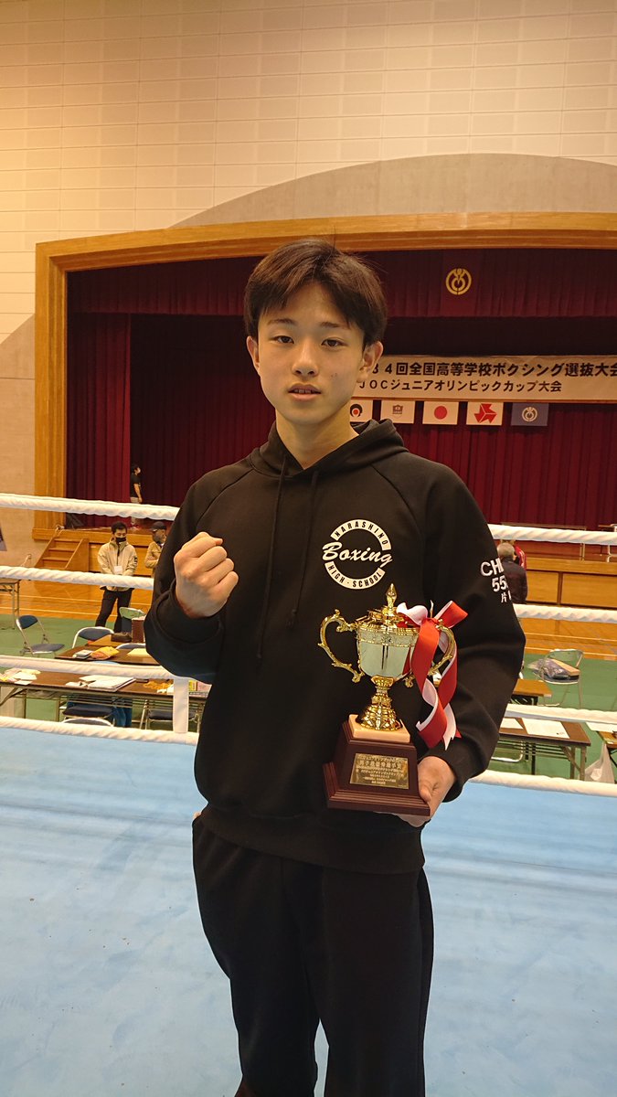 ChibaBoxing's tweet photo. 全国高等学校ボクシング選抜大会ライトフライ級で片岡雷斗選手が日本一に輝きました！さらに全8階級優勝者のなかで最優秀の選手に贈られるJOCジュニアオリンピックカップも授賞しました。片岡選手おめでとうございます！応援して頂いた皆さまありがとうございました。
#習志野高校 https://t.co/D9X3dyXWzY