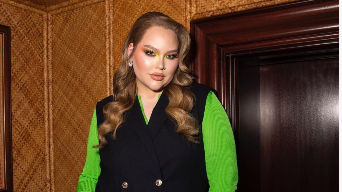 CosmoMiddleEast's tweet image. Cosmo cover girl NikkieTutorials stars in Tommy Hilfiger’s latest campaign
The 29-year-old YouTuber channelled boss babe energy in a black and green ‘fit 💚
#NikkiTutorials #cosmocovergirl #Fashion #TommyHilfiger @NikkieTutorials 
cosmopolitanme.com/fashion/nikkie…