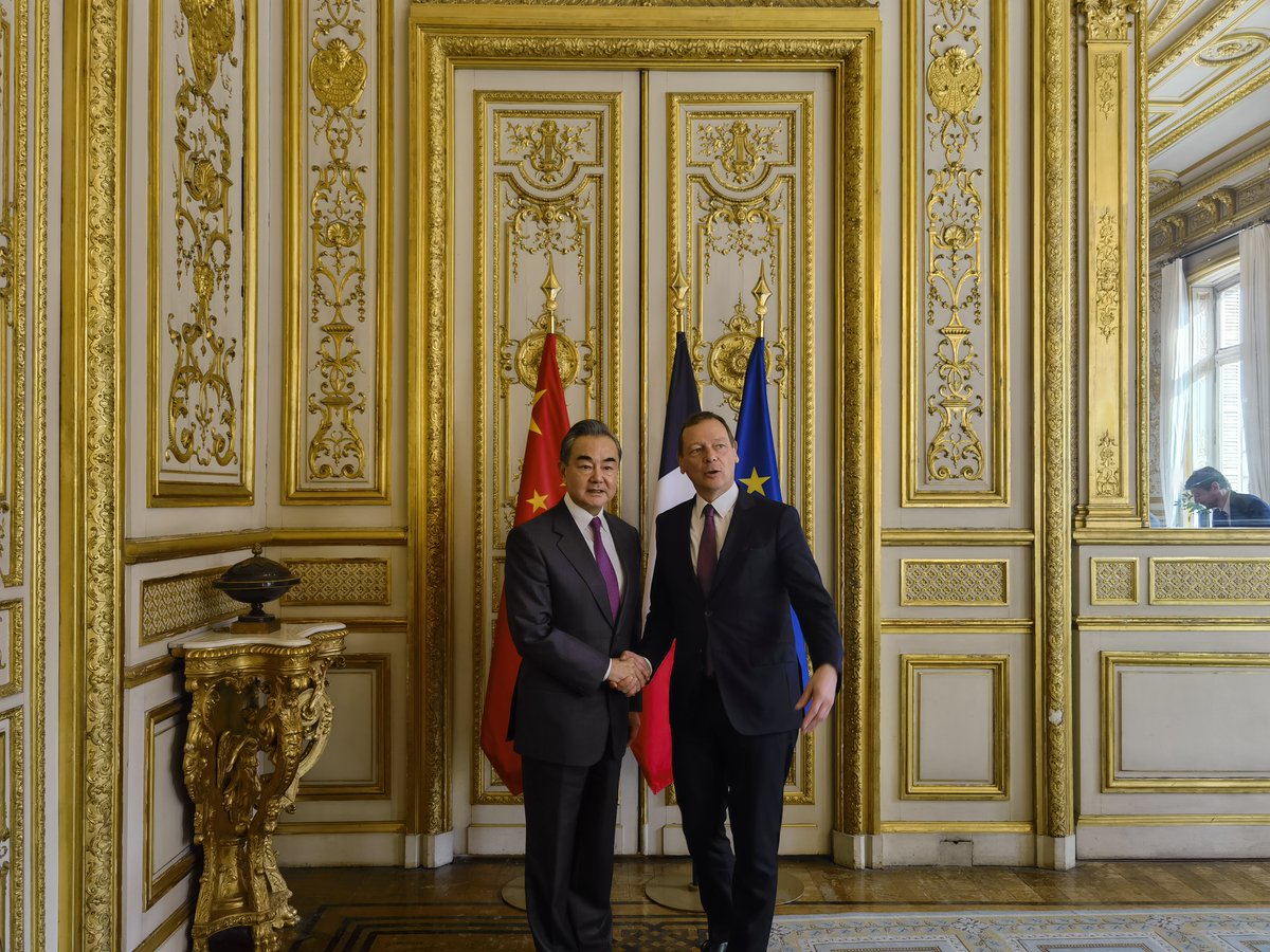 AmbassadeChine's tweet photo. Wang Yi, directeur du Bureau de la Commission des affaires étrangères du Comité central du PCC, s'est entretenu jeudi par téléphone avec Emmanuel Bonne, conseiller diplomatique du président français Emmanuel Macron. L'entretien a eu lieu à la demande de ce dernier. https://t.co/RN0KeyXTPt