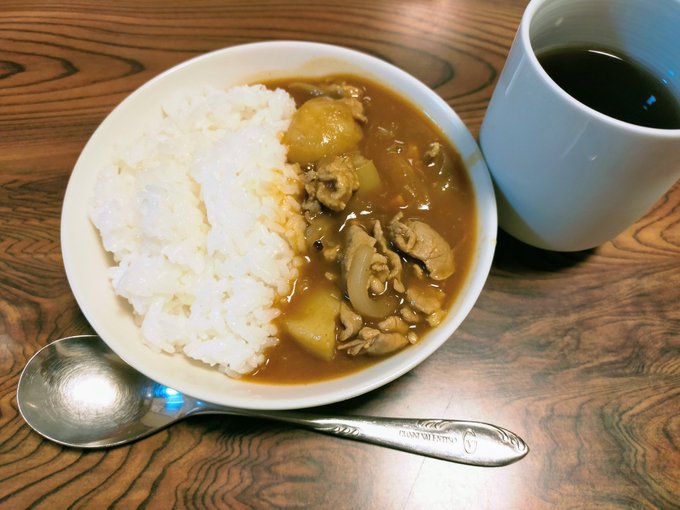 本日の晩ごはん🎵 ハウスバーモントカレーだよ〜 ポークと玉ねぎ、トロ〜リとけてる（中辛）🎵秀樹、カンゲキ！🕺疲れちゃった