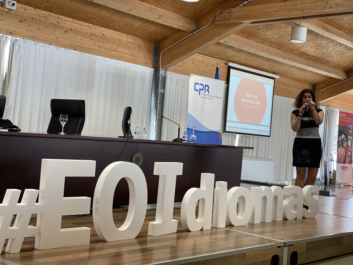 diana_pastoriza's tweet photo. Mucho «student-centered» pero, a la hora de la verdad… 🙄😬🫣

🤔 @Sonipower haciéndonos reflexionar en #EOIdiomas

Cc/ @CPRRegionMurcia https://t.co/Az0eyHZvfG