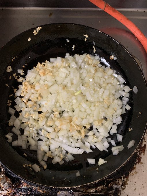 ニンニクに色がつき始めたら玉ねぎのみじん切りを加えて塩をひとつまみ( 'Д` )
塩の浸透圧作用で水分が出て早く炒めまります( 'Д` ) 