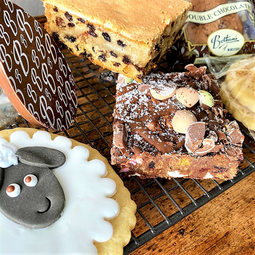 BothamsofWhitby's tweet photo. 👒🐥 Looking for a sweet #Easter gift by post? 🐰🌷
Treat a friend or loved one to a Sweet Easter Letterbox! and delight them with seasonal #easterbakes from our Whitby bakery!
Price £14.95 ➡️ https://t.co/6nIOygLfRW
#easterwithbothams #simnel #biscuits #whitby #bothams https://t.co/WUxubdBZ98