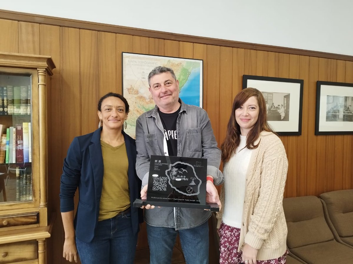 FPValencia's tweet photo. Aquesta setmana ens han visitat unes companyes d'Illa Reunió per a fer #jobshadowing amb nosaltres a través del #ProgramaErasmus. Han assistit a classes de FOL, idiomes i han aprés com funcionen els nostres cursos de semi presencial. 🌍👩‍🏫

#fpvalencia #cipfp_vbi #jobshadowing https://t.co/BPDm4mnUWB
