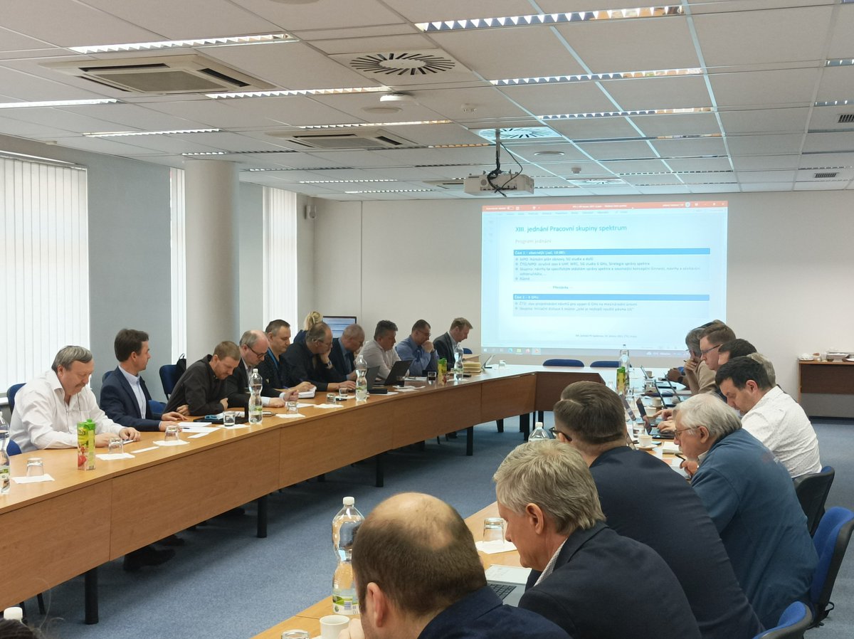ČTÚ obnovil meziresortní pracovní skupinu ke spektru. Na programu jednání je např. stav přípravy 5G studií, návrhy do chystané strategie správy spektra, podmínky v pásmu 26 GHz a další problematika. Těšíme se na přínosnou diskusi směřující k efektivnímu využití spektra.