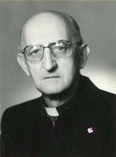 AuschwitzMuseum's tweet photo. 24 March 1921 | A Pole, Franciszek Blachnicki, was born in Rybnik.

In #Auschwitz from 25 June 1940.
No. 1201
He was transferred to KL Flossenbürg system and liberated there. 
After the war a Catholic priest. The founder of the Light-Life Movement (Oasis).
https://t.co/synd71SkZG https://t.co/p6it92Kd0E