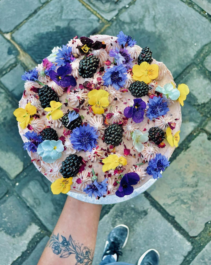 ThePantiles's tweet photo. WOWZER! Looking for a little sweetener to celebrate Friday? Check out @TheCakeShed1's Earl Grey Sponge with Blackberry Frosting! 😍😍😍
#celebrationcake #springcakes #cake #cakesoftwitter https://t.co/k1yplE64xe