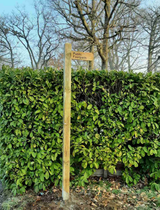 Happy #FingerpostFriday! Check out this newly installed fingerpost located at the entrance to footpath 112 on Woodlands #Colchester @yourcolchester Do you know of a sign that needs to be replaced or repaired? 'Tell Us' at: bit.ly/EHtell-us