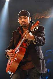 jackantonyjj's tweet photo. A great guitarist who inspired many people to play guitar. Still Nenjikul peidhidum and Iravugalil song stay fresh in our hearts
#ripsteevevatz #steevevatz #guitarist #musician https://t.co/SFFqMVVzyQ