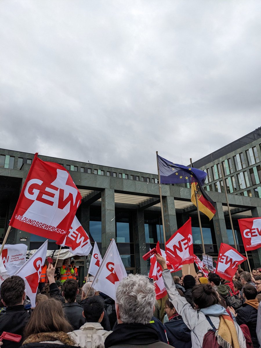 Für faire Arbeitsbedingungen in der Wissenschaft! <a href="/BMBF_Bund/">By Ethical Hacker</a> wir wollen doch einfach nur unsere Arbeit machen. #WissZeitVG #IchBinHanna #IchBinReyhan #FristIstFrust