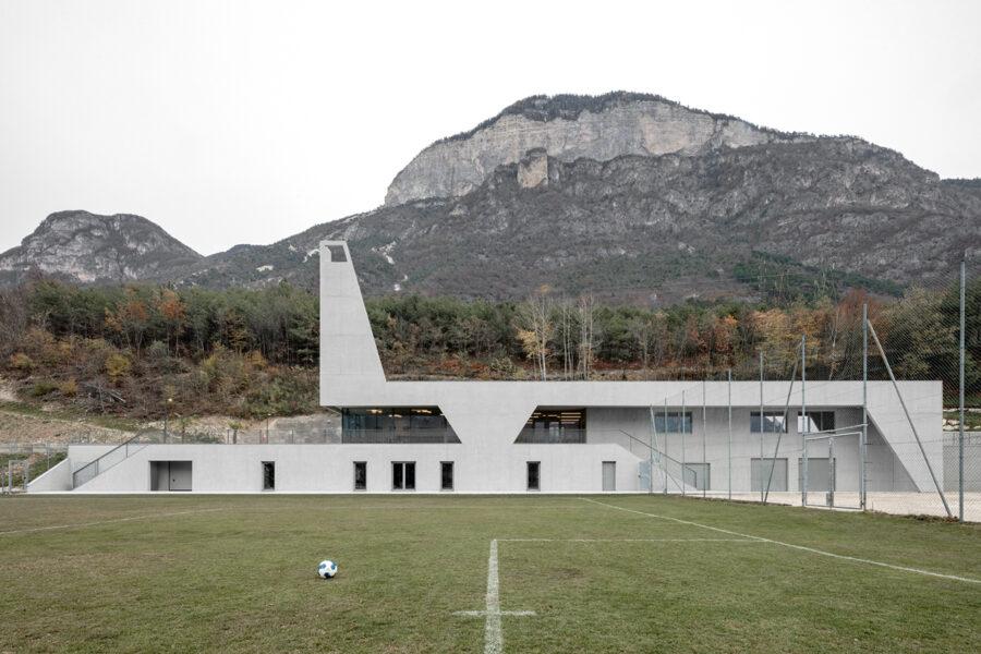 Italian practice MoDus Architects has unveiled a new project in the small town of Laghetti. 'Fieldhouse' is a new, inclusive community hub dedicated to sports and recreational activities. Read more via @iconeye #IconInsights bit.ly/3Z9G2o1