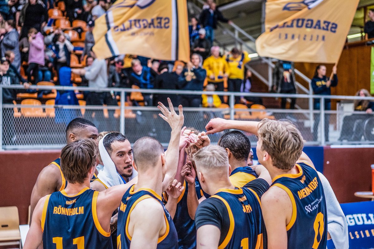 GullsBasketball's tweet photo. Lähde mukaan vieraspelimatkalle 
2. puolivälieräotteluun LA 1.4.!

https://t.co/79jvtSSYMo tarjoaa Gulls-faneille vieraspelimatkan Nokialle vain ottelulipun hinnalla!🌟  Tarkemmat ilmoittautumisohjeet ja lisätiedot 👉🏼 https://t.co/BruON8BtXi

#Gullsnation #Korisliiga #boltworks https://t.co/PD4F2voihD