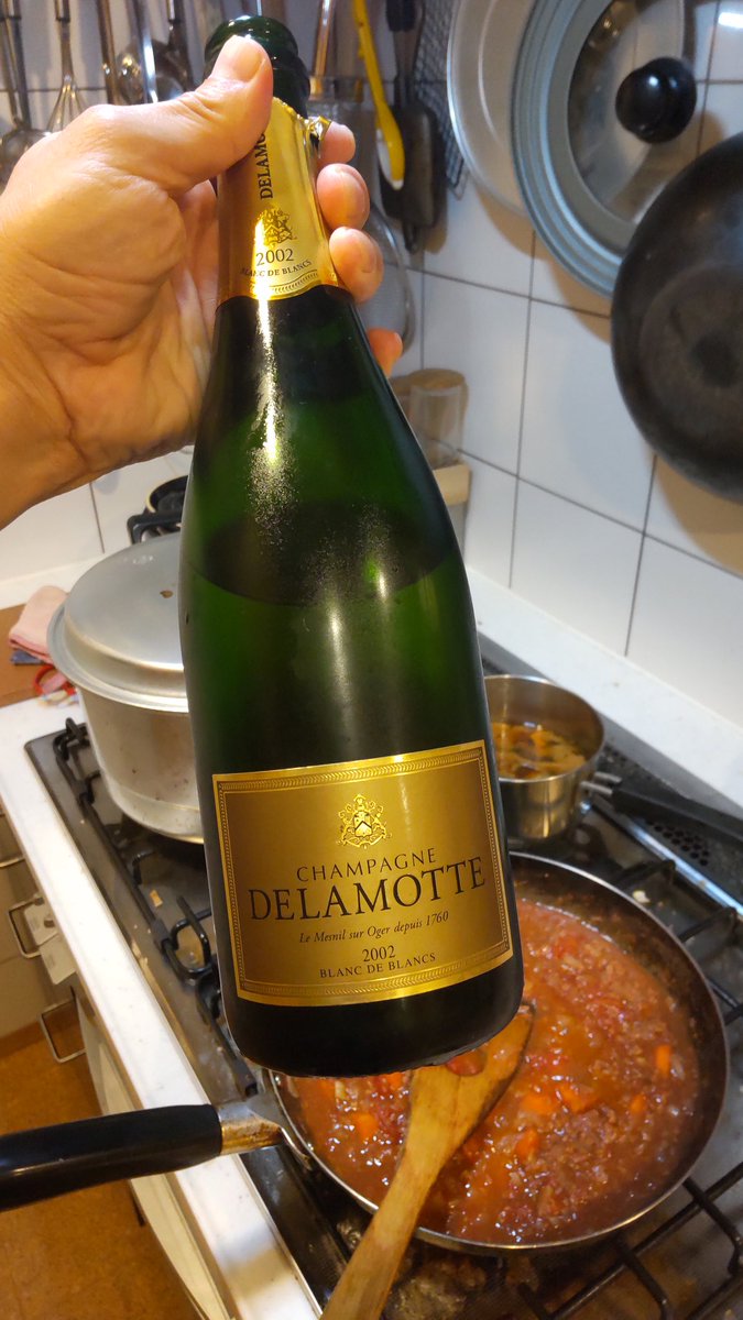 #ドゥラモット　#delamotte #シャンパーニュ　#シャンパン　#Champagne　#ブランドブラン　#blancdeblancs を飲みながら　#お料理　してるよ(*´∀｀)
#ドゥラモット2002　なんてもう飲めないだろうなぁ。。。