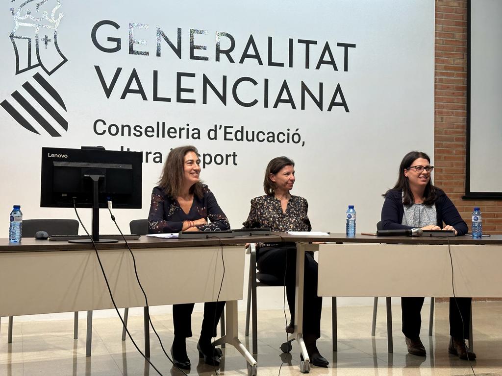 grupoEQUIDEI's tweet photo. Ayer, el equipo casi al completo, estuvimos en Valencia, en la Consejería de Educación, y el mensaje era claro: "En orientació o eres suport o eres barrera: tu decideixes!" https://t.co/7AyQIDseb6