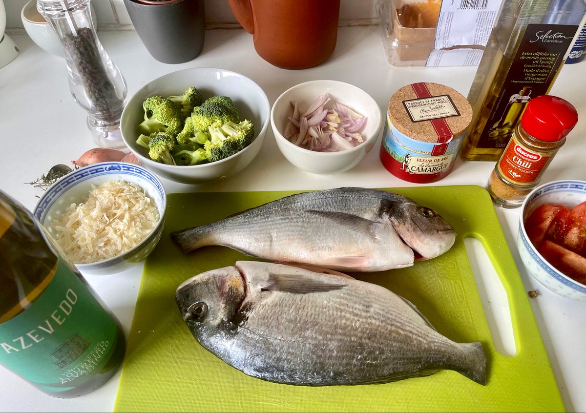 joukesp's tweet image. Good morning, Laura et all!
Windy, 25-30 mph. Clouded w a ray of sun now &amp;amp; then.
57°F. We might keep it dry but this is beginning to look like Spring. Caught our magnolia in the sun!
Just finished my mise en place. Kitchen is a mess now but #KitchenWork to start in about 30 min.