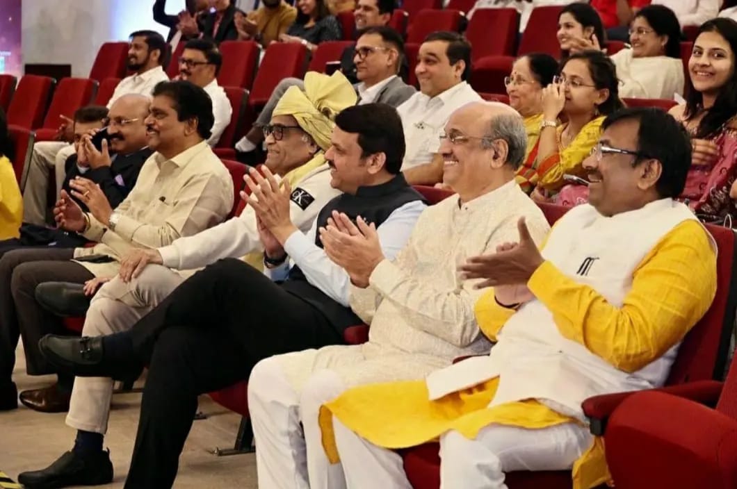 News7State's tweet photo. जीवन विद्या मिशन'चे प्रल्हाददादा वामनराव पै आणि ज्येष्ठ अभिनेते अशोकमामा सराफ यांना 'जीवन गौरव' पुरस्कार https://t.co/lWfgLAuQ8V