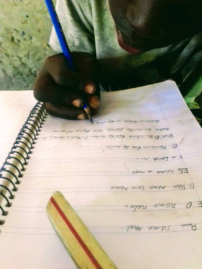 Ongmiradas's tweet photo. EDUCACIÓN| Uno de nuestros profesores en Guinea Bissau, Paulo de la aldea de Catão, nos envía esta bonita foto de uno de sus alumnos realizando los deberes el pasado fin de semana en la pequeña escuela que hemos construido en dicha comunidad durante el año 2022 😍 https://t.co/dO7ZKeyBZt