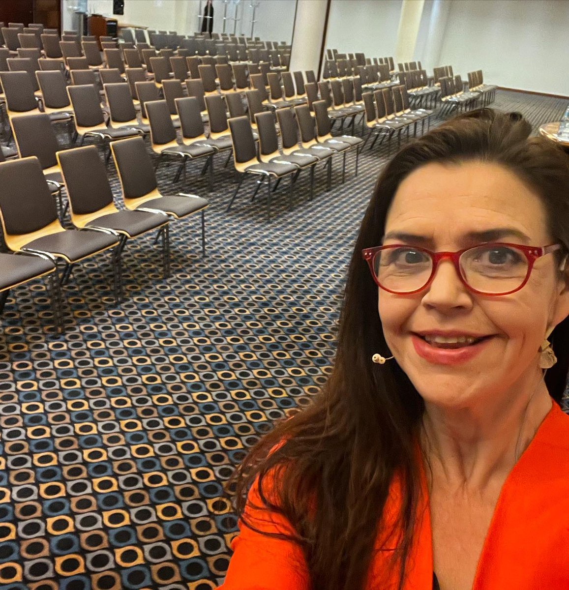 Merkityksellinen puhuja-aamu Tallinnassa tärkeällä teemalla Hybridityö ja itsensä johtaminen. Kiitos <a href="/tkassat/">Työttömyyskassojen Yhteisjärjestö TYJ</a> ja kiitos osallistuva kuulijakunta. #keskittyminen #yhteistyö #johtaminen #oivaltamaan🔥