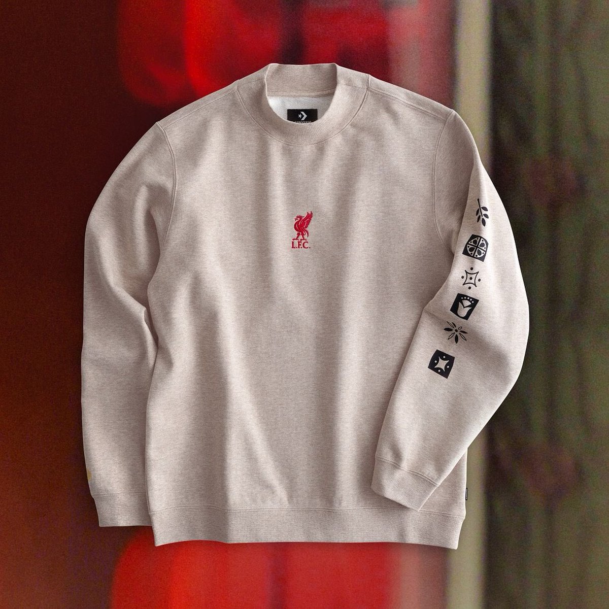 Sejumlah koleksi fashion kolaborasi dari Liverpool &amp; Converse, yang akan siap dijual pada tanggal 6 April 2023 nanti 🤩

Fans Liverpool silahkan nabung dari sekarang