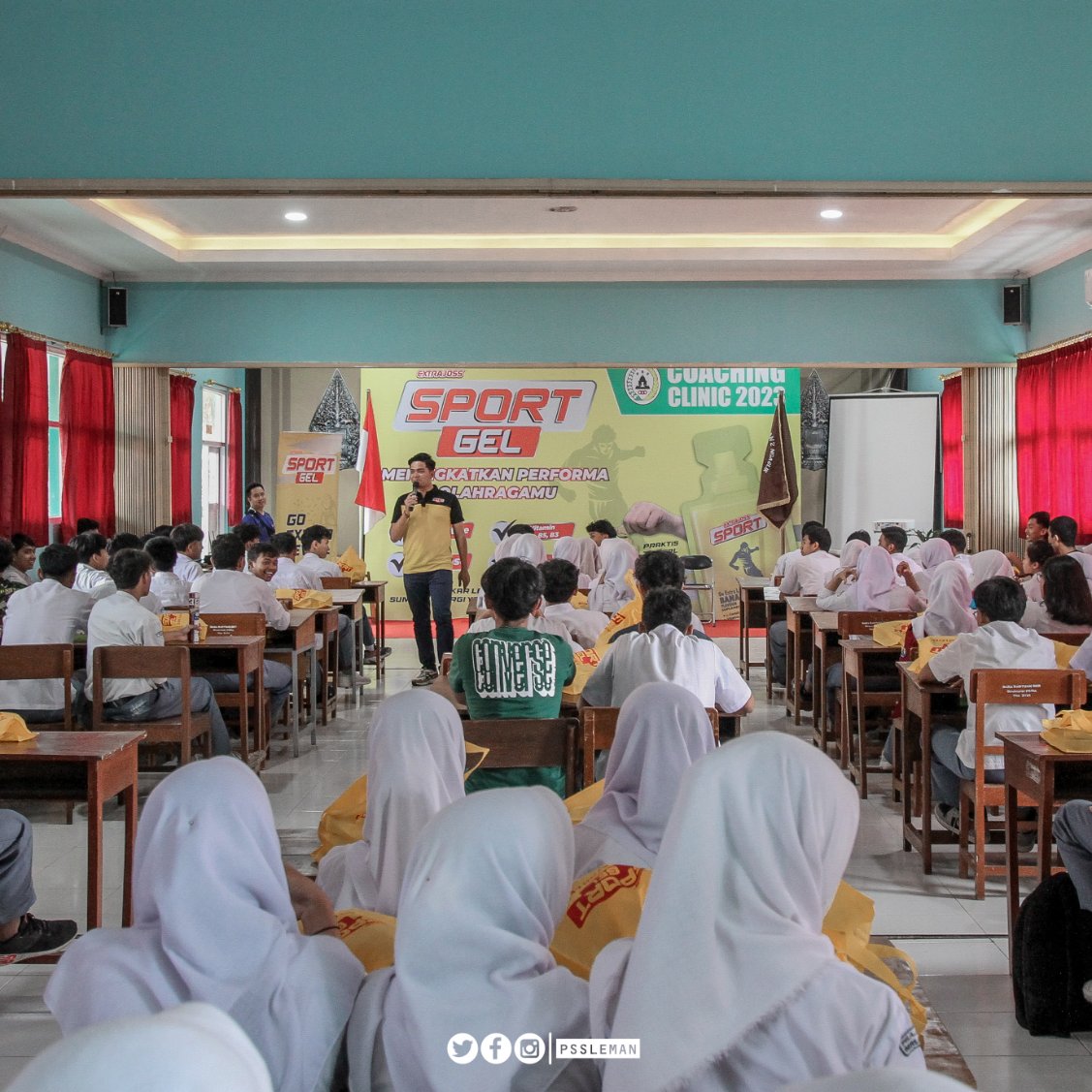 PSSleman's tweet photo. PSS Fans, beberapa waktu lalu PSS bersama Extra Joss Sport Gel berkesempatan berkunjung ke SMA Angkasa Yogyakarta dan SMA N 2 Ngaglik untuk melakukan coaching clinic.

#PSSxExtraJoss
#GoExtraLevel
#SportGel https://t.co/xE6tsx2GRk