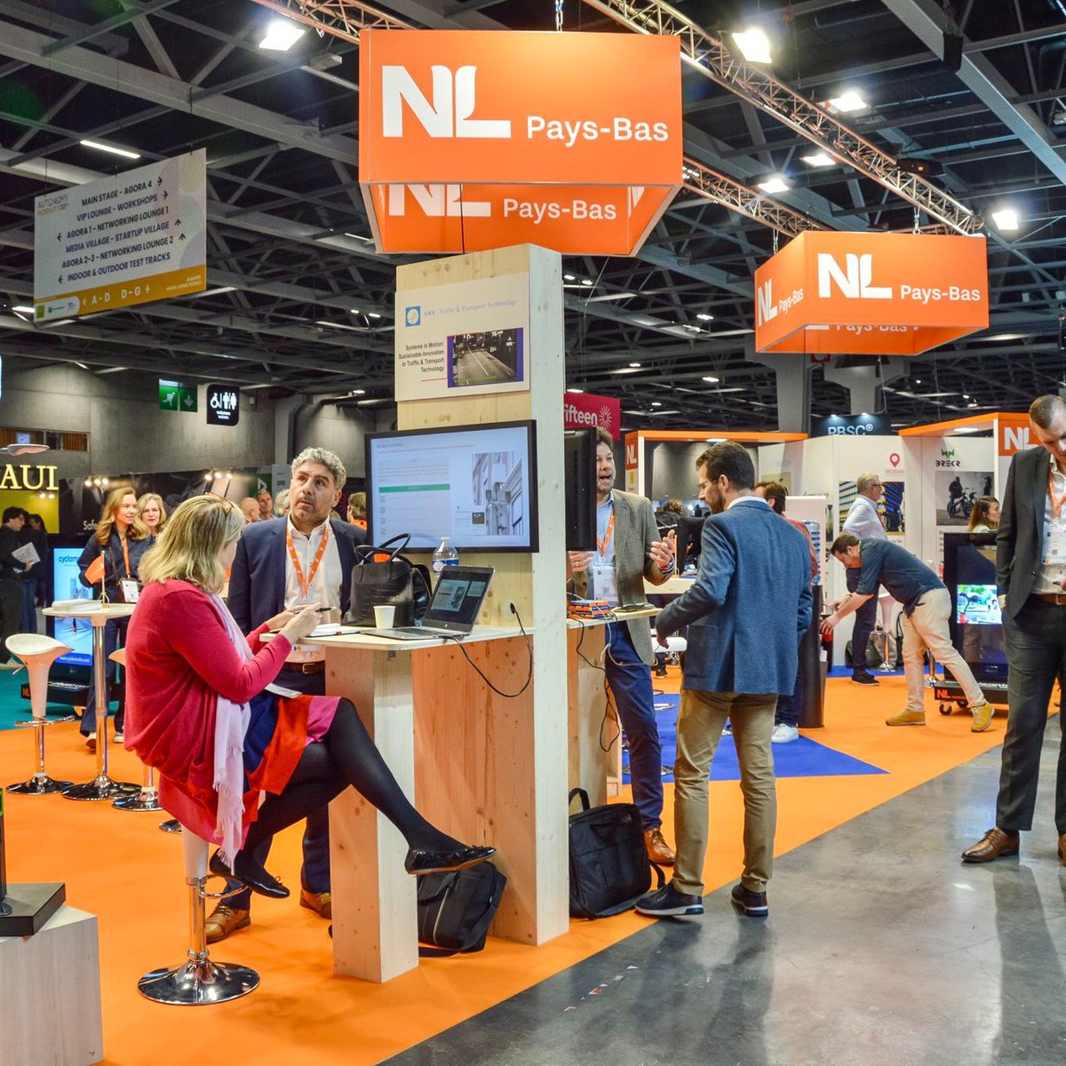 NLenFrance's tweet image. Cette semaine l’ambassadeur @JanVersteegBZ a rendu visite aux 25 entreprises 🇳🇱 du lounge néerlandais au salon @AUTONOMY Mobility World Expo. Beaucoup d’innovations des entreprises 🇳🇱 en matière de mobilité durable #AMWE2023 #AutonomyNLFR