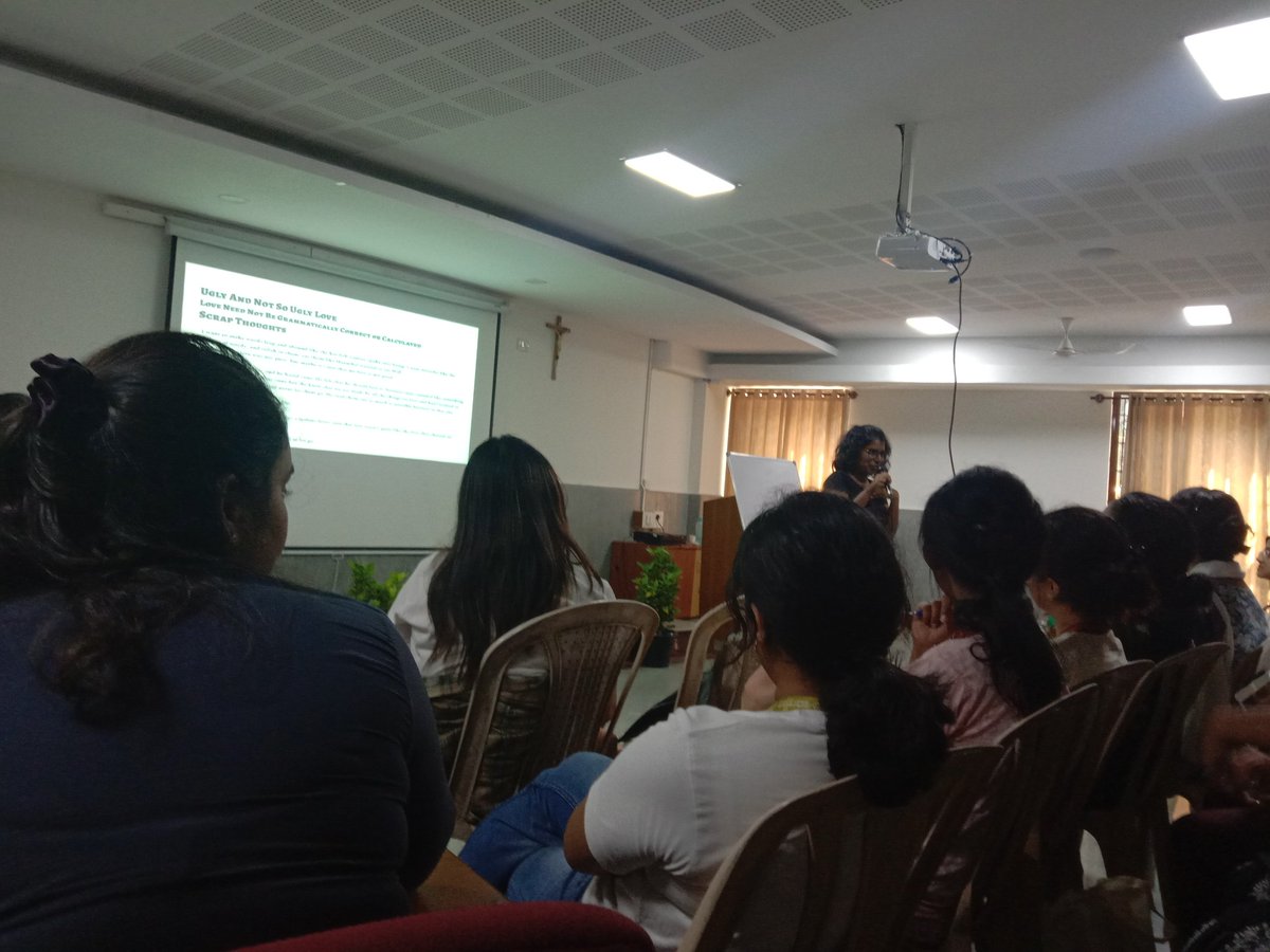 yasminiscule264's tweet photo. Prof. Cynthia Rajah speaks about contesting ideas in text through fanfiction, and the shamelessness of love. Harry Potter, Jacques Derrida, and The Darkling all make appearances.
#WritingWorldsWorldsWriting #NewTextualities2023 @sju_english82 https://t.co/GuB4iJDsa9