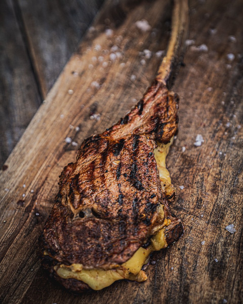 🔥🧀 Ein Tomahawksteak, gefüllt mit Bergkäse - das ist ein wahrgewordener Fleischtraum! 😍🥩👌 #Tomahawksteak #Bergkäse #Grillen #Steakliebe #Foodie #Lecker #Fleischliebhaber
