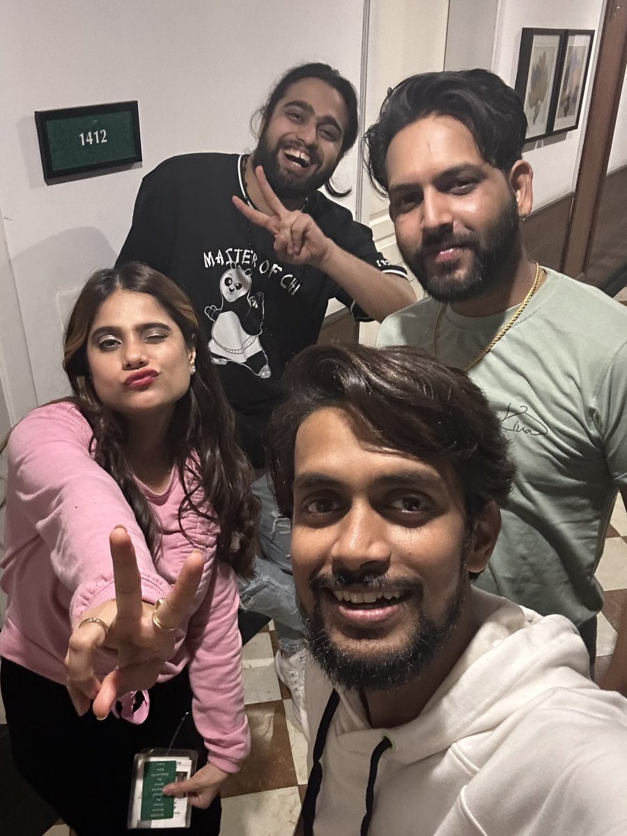 Nileshcatalyst's tweet photo. Room no 1412 🤭

@jyoticatangri ♥️@sahilsolanki.official bhiya ♥️ @harshit.encore 🤘����

#jt #jyoticatangri #sahilsolanki #nilesh_catalyst #bollywood #bollywoodsingers #bollywoodsinger #showtime #liveinconcert #live #in #concert #musician #artist #performer #bassporn #bass https://t.co/wvjblyRbdJ