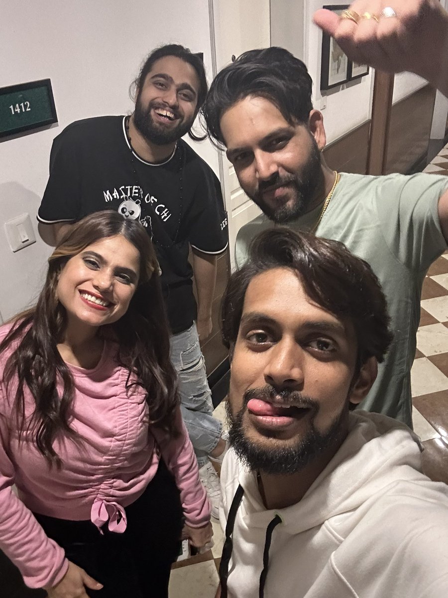 Nileshcatalyst's tweet photo. Room no 1412 🤭

@jyoticatangri ♥️@sahilsolanki.official bhiya ♥️ @harshit.encore 🤘����

#jt #jyoticatangri #sahilsolanki #nilesh_catalyst #bollywood #bollywoodsingers #bollywoodsinger #showtime #liveinconcert #live #in #concert #musician #artist #performer #bassporn #bass https://t.co/wvjblyRbdJ