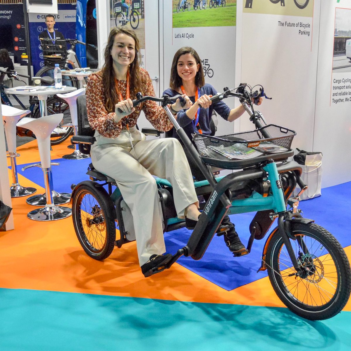 NLenFrance's tweet image. Cette semaine l’ambassadeur @JanVersteegBZ a rendu visite aux 25 entreprises 🇳🇱 du lounge néerlandais au salon @AUTONOMY Mobility World Expo. Beaucoup d’innovations des entreprises 🇳🇱 en matière de mobilité durable #AMWE2023 #AutonomyNLFR