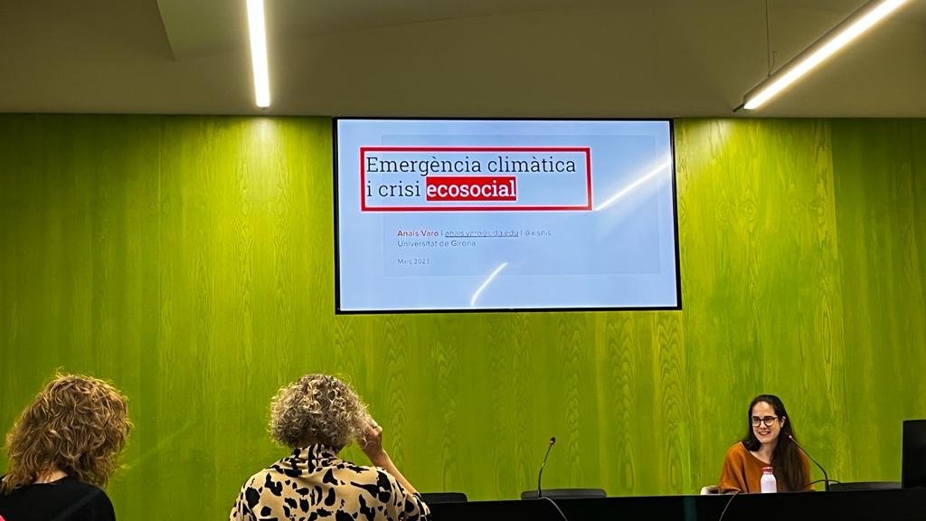 xisnis's tweet photo. Avui he tingut l'oportunitat de participar com a ponent a la Jornada de Pràcticum de la @UdGEducacioPsic, amb la xerrada "Emergència climàtica i crisi ecosocial" on hem parlat i debatut dels impactes socials de l'actual crisi climàtica. Un plaer haver compartit aquesta estona! https://t.co/CLrgbbeAfO