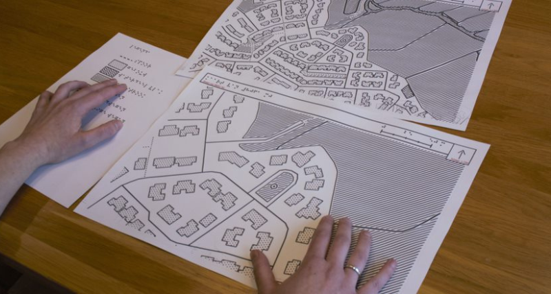 Wist je dat je met zwelpapier voelbare kaarten kan maken voor visueel beperkten? Met <a href="/AccessibilityNL/">Accessibility</a>, <a href="/esrinederland/">Esri Nederland</a> en <a href="/dedicon/">Dedicon</a> maakten we een prototype van een voelbare buurtkaart. Gebruikers zijn enthousiast; de kaart is een waardevolle aanvulling op bestaande navigatie-apps.