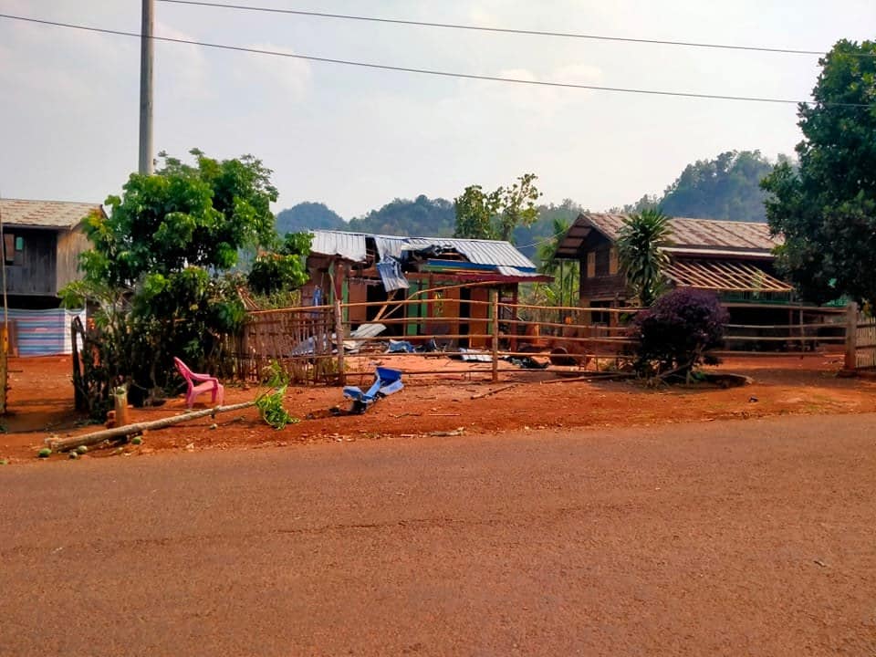Khithitofficial's tweet photo. ဒီးမော့ဆိုတွင် စစ်တပ်က လက်နက်ကြီးဖြင့် အကြောင်းမဲ့ ပစ်ခတ်သောကြောင့် ပြည်သူ ၃ ဦး ဒဏ်ရာရပြီး နေအိမ် ၁ လုံးပျက်စီး၊ ကျေးရွာ ၃၀ ကျော်က ပြည်သူ ၃၀၀၀၀ ကျော် ထွက်ပြေးတိမ်းရှောင်နေရ
Read more->https://t.co/D5rLZqMyxU https://t.co/yNrIJFr1VM