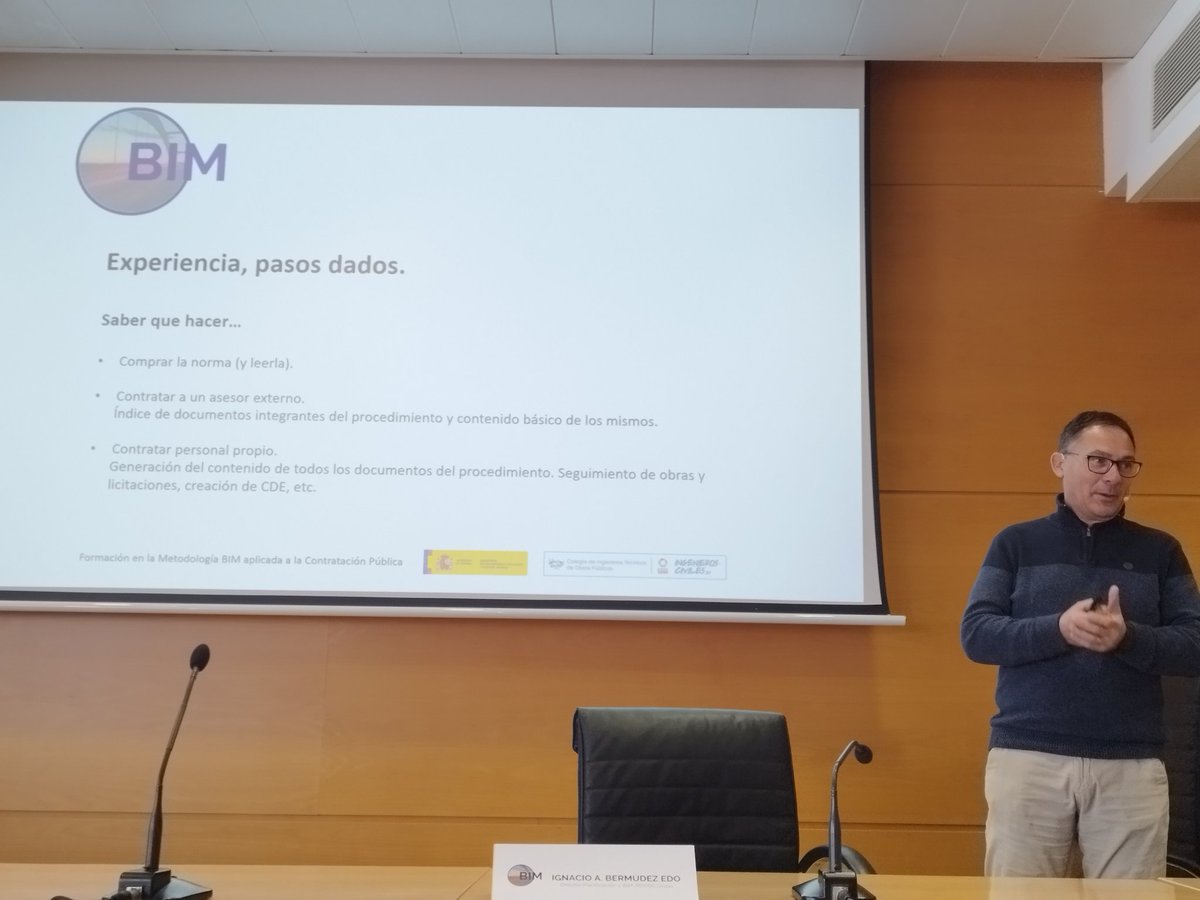 Nacho Bermúdez de <a href="/Rovergrupo/">Rover Grupo</a> explicando los primeros pasos para implantar la #ISO19650