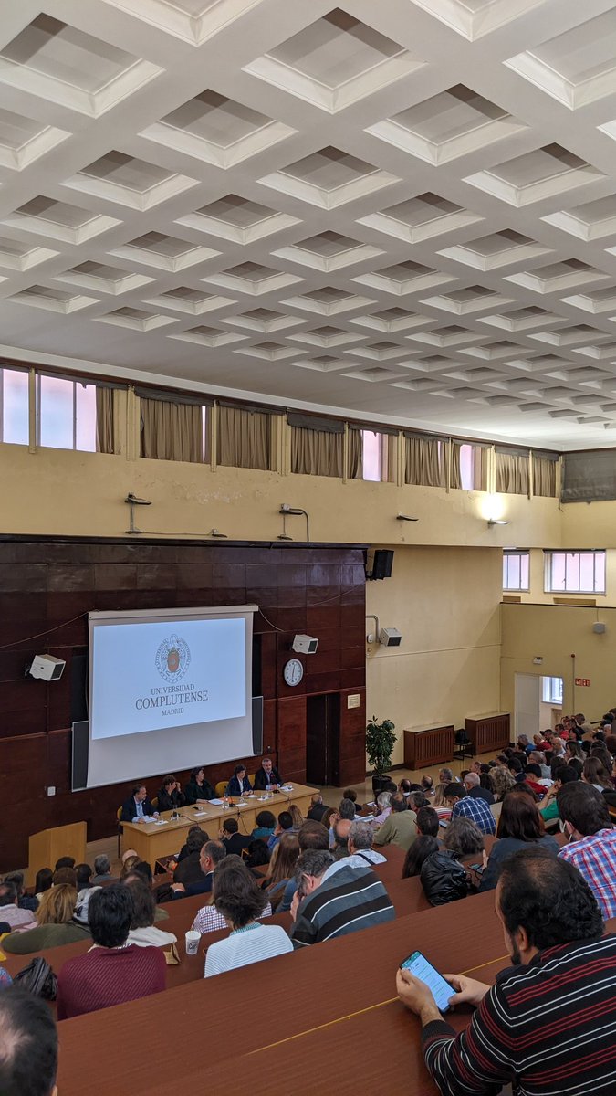 Turno de <a href="/MariaCastroUCM/">María Castro</a> en este #AcuerdoXCambio:

"Gracias por la ilusión ante un acuerdo como este. No siempre es fácil; el de ayer lo fue, pero es porque somos de mucho hablar". 

Castro define en tres palabras el acuerdo: inédito, histórico y transparente.