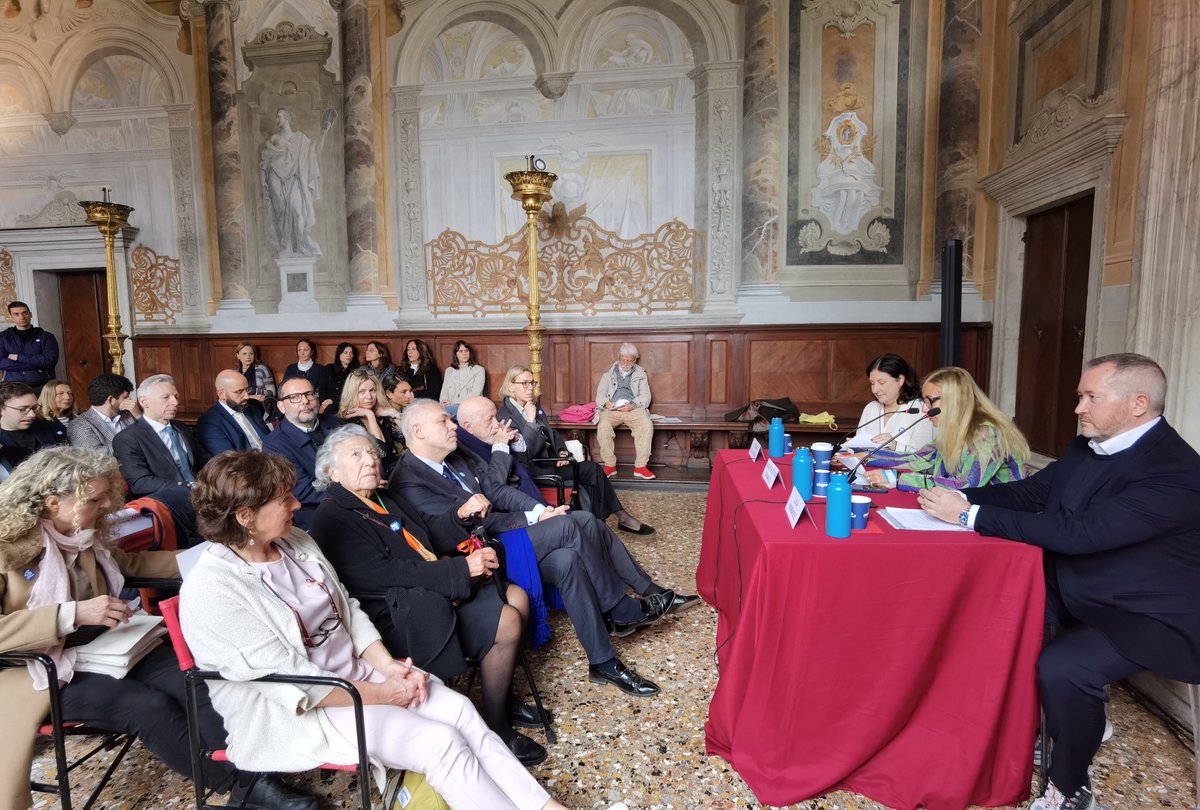 visitmuve_it's tweet photo. 🎙️In corso la presentazione della Quadreria di Palazzo Ducale, oggetto di un importante lavoro di riallestimento delle sale e restauro delle opere.

#QuadreriaPalazzoDucale
@DucaleVenezia https://t.co/8MxIzZiVJE