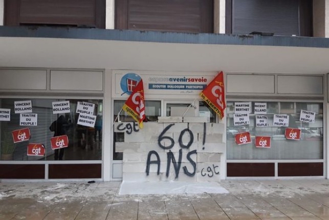 CerfiaFR's tweet image. 🇫🇷 FLASH | La #CGT a construit un mur devant la  permanence du député LR Vincent #Rolland ce matin, à Albertville en Savoie.

#RéformeDesRetraites #MotionDeCensure