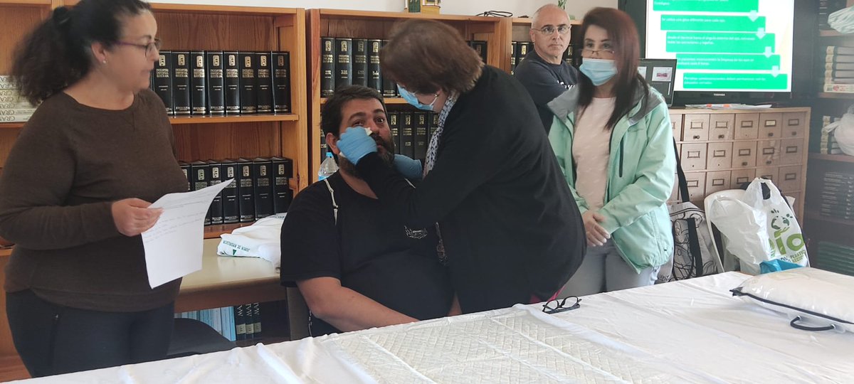SolidaridadIn's tweet photo. 📷Imágenes #practicas #cursoasistentepersonal y #atencióncentradaenlapersona
👉Los participantes realizando #roleplay de actividades de la vida diaria
#ProgramaFamilia basado en en el cuidado de la persona gran dependiente
#Beas #Huelva #AytoBeas https://t.co/av8B3ND27s