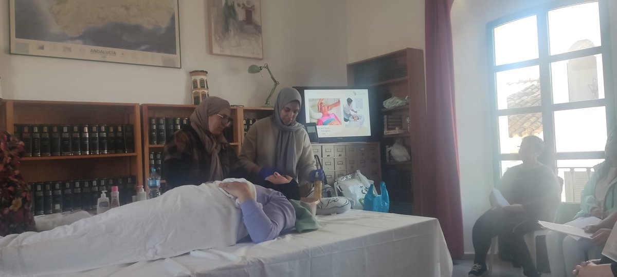SolidaridadIn's tweet photo. 📷Imágenes #practicas #cursoasistentepersonal y #atencióncentradaenlapersona
👉Los participantes realizando #roleplay de actividades de la vida diaria
#ProgramaFamilia basado en en el cuidado de la persona gran dependiente
#Beas #Huelva #AytoBeas https://t.co/av8B3ND27s