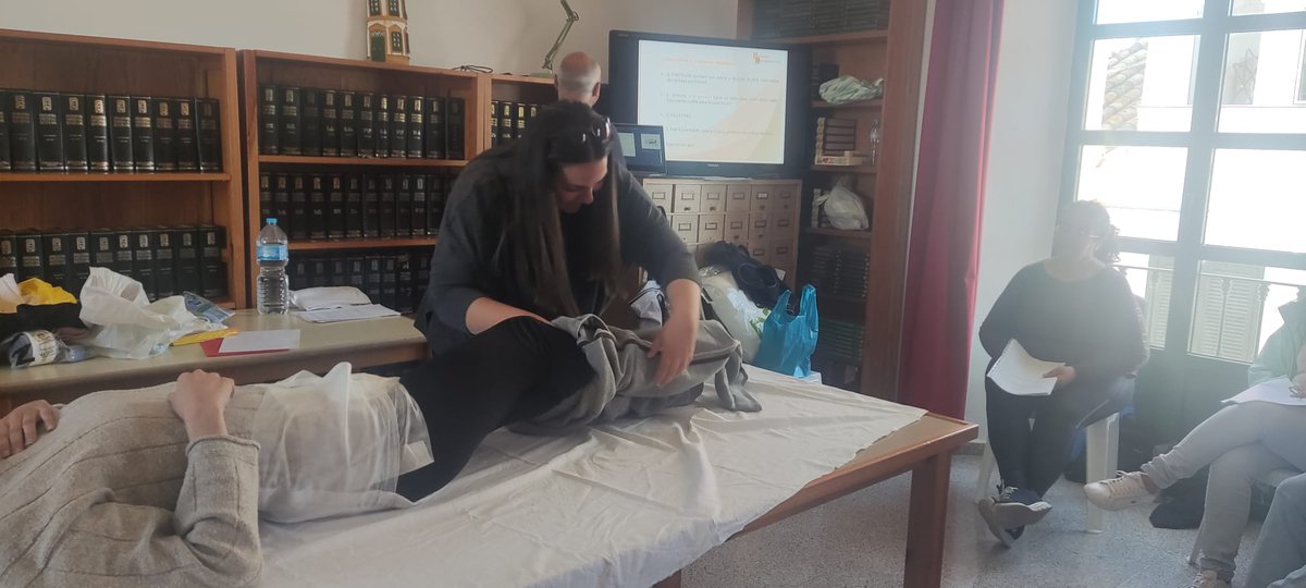 SolidaridadIn's tweet photo. 📷Imágenes #practicas #cursoasistentepersonal y #atencióncentradaenlapersona
👉Los participantes realizando #roleplay de actividades de la vida diaria
#ProgramaFamilia basado en en el cuidado de la persona gran dependiente
#Beas #Huelva #AytoBeas https://t.co/av8B3ND27s