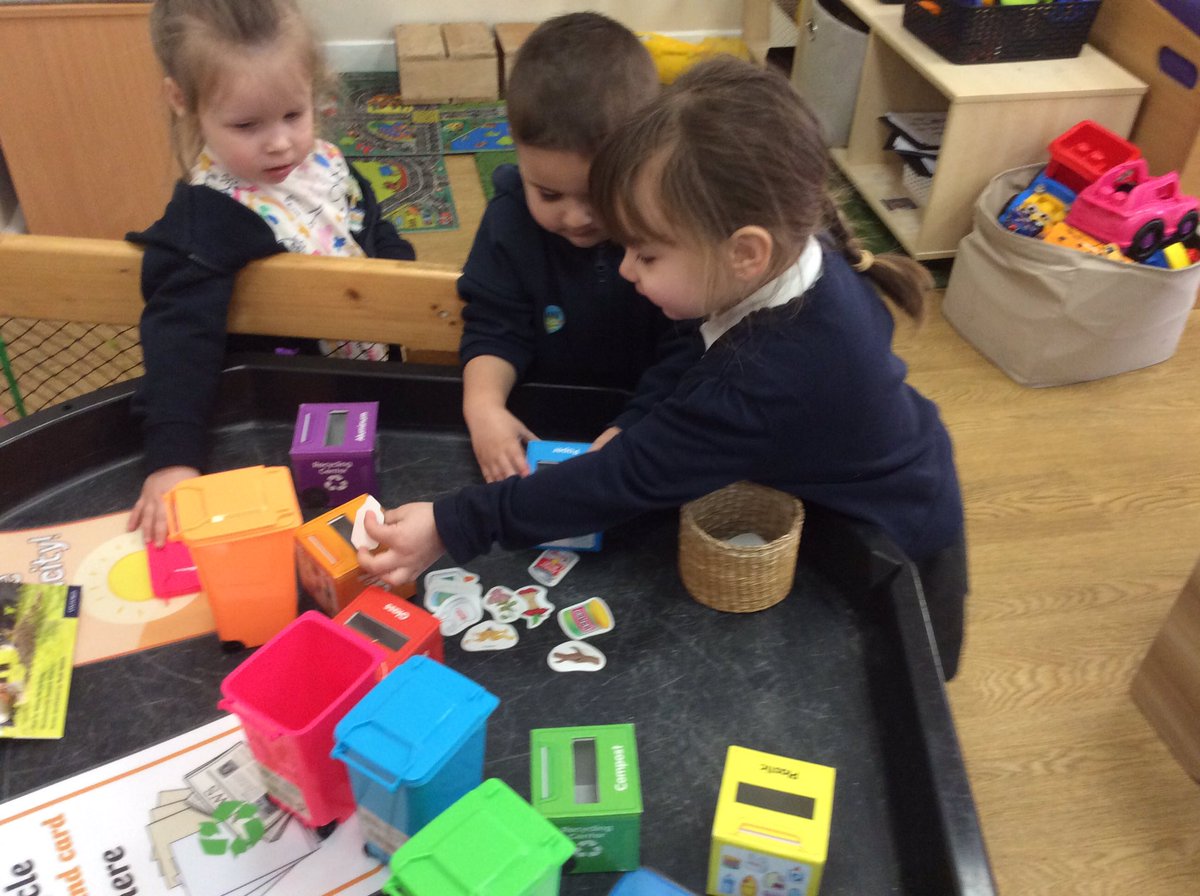EgremontEYFS's tweet photo. We are learning to recycle our rubbish. We are sorting out the items and putting them in the correct bins to be recycled ♻️ 🗑 #environmentchallenge https://t.co/8kDmaZDipQ